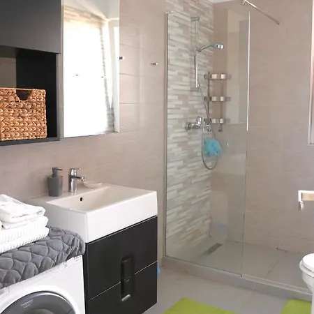 Ava Iris 5 Apartment